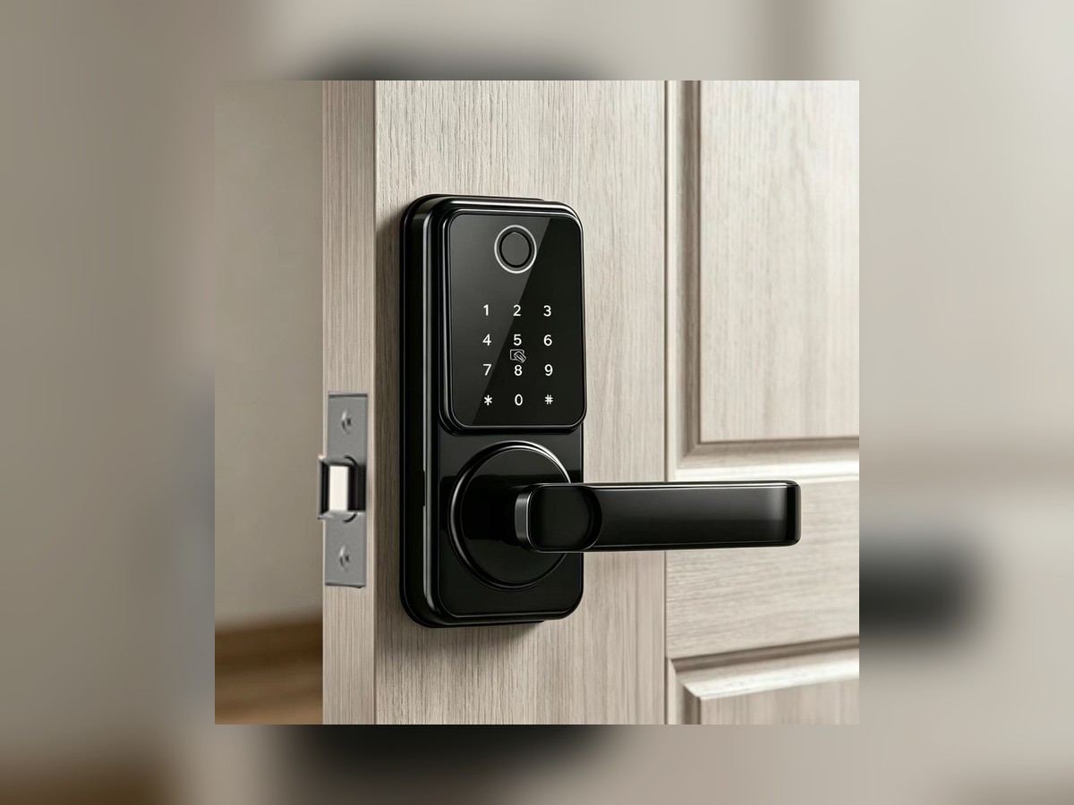 قفل Trueway RF-1 الذكي الكلاسيكي بمقبض الذراع، بلمسة نهائية سوداء على باب من الخشب الفاتح